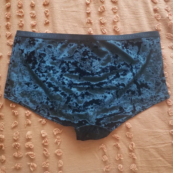 Crushed Velvet Shortie - Picture 3 of 6